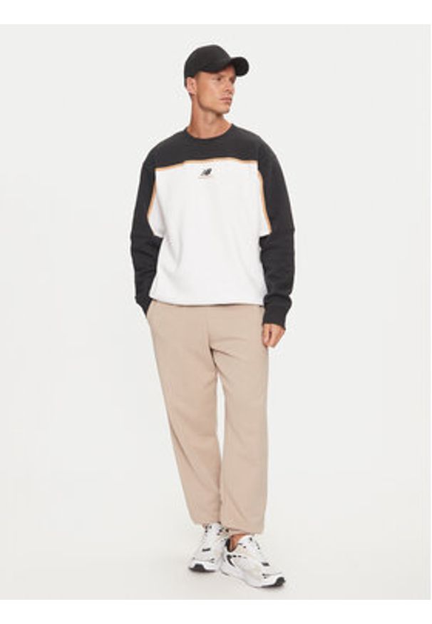 New Balance Bluza Classics MT43525BK Czarny Relaxed Fit. Kolor: czarny. Materiał: syntetyk, bawełna