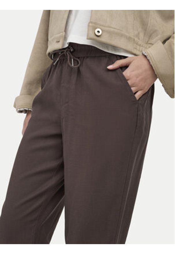 only - ONLY Spodnie dresowe Kelda 15203946 Brązowy Regular Fit. Kolor: brązowy. Materiał: wiskoza