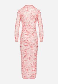 Born2be - Fuksjowa Dopasowana Sukienka z Siateczki z Wiskozą w Abstrakcyjny Wzór Sarilene. Okazja: na co dzień. Kolor: różowy. Materiał: wiskoza. Długość rękawa: długi rękaw. Typ sukienki: dopasowane. Styl: klasyczny, casual, elegancki #7