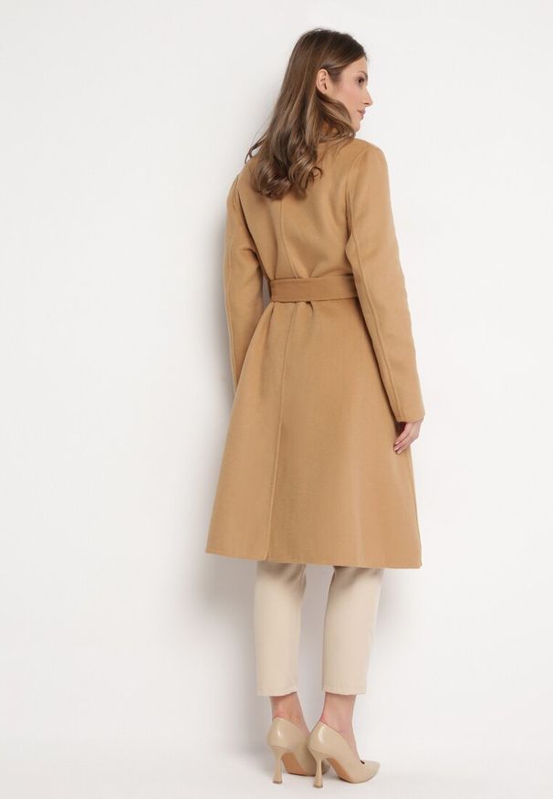 Born2be - Brązowy Płaszcz Zapinany na Napy z Materiałowym Paskiem Piowenla. Kolor: brązowy. Materiał: materiał