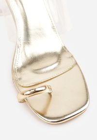 Renee - Złote Klapki z Ozdobą na Duży Palec z Transparentnymi Elementami Wylinney. Kolor: złoty. Materiał: jeans. Wzór: aplikacja. Sezon: lato. Styl: elegancki #7