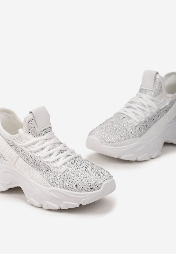 Born2be - Białe Sneakersy Ozdobione Cyrkoniami i Taśmą z Napisem Falerin. Wysokość cholewki: przed kostkę. Kolor: biały. Szerokość cholewki: normalna. Wzór: napisy, aplikacja