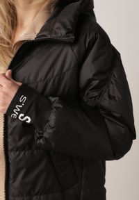 Born2be - Czarna Przejściowa Kurtka Pikowana z Kapturem i Napisami na Rękawach Althone. Okazja: na co dzień. Typ kołnierza: kaptur. Kolor: czarny. Materiał: poliester. Wzór: napisy. Styl: casual #2