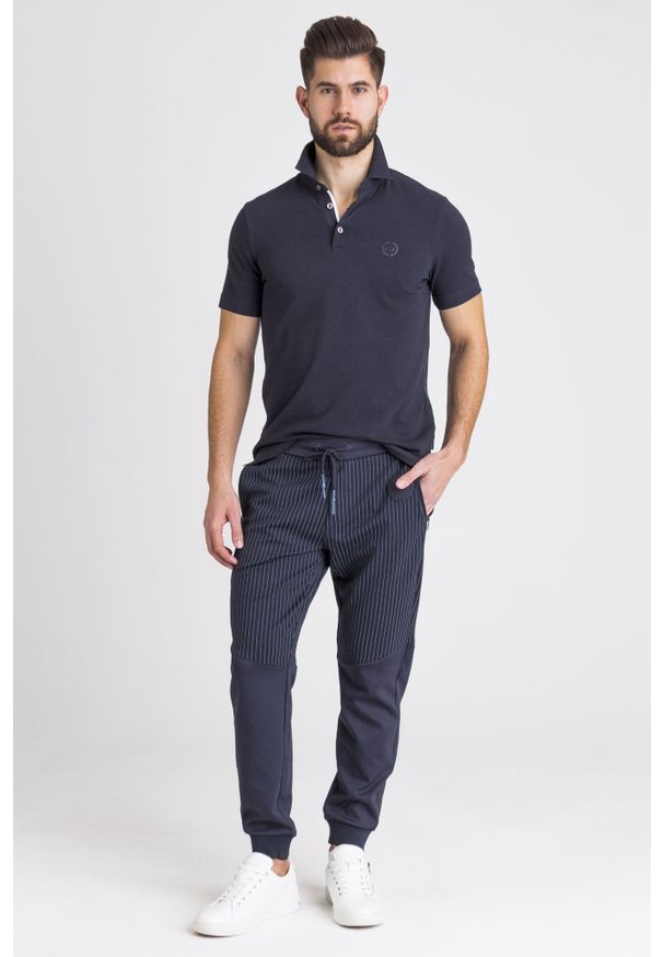 POLO Armani Exchange. Typ kołnierza: polo. Wzór: jednolity, nadruk. Styl: sportowy
