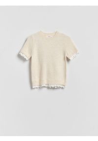 Reserved - Sweter z koronką - kremowy. Kolor: kremowy. Materiał: koronka. Długość rękawa: krótki rękaw. Długość: krótkie. Wzór: koronka #1