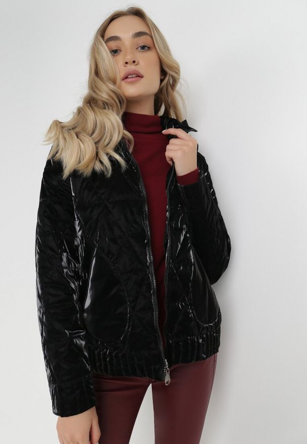 Born2be - Czarna Kurtka Avasha. Kolor: czarny. Materiał: dresówka, tkanina. Długość: krótkie. Wzór: jednolity. Styl: klasyczny