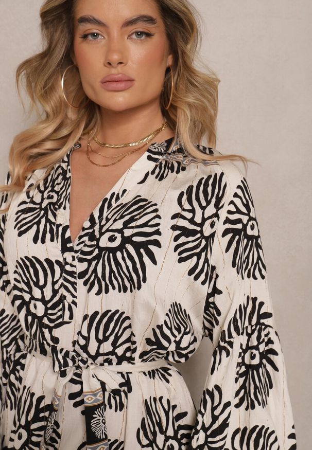 Renee - Czarna Sukienka Oversize z Wiskozy z Paskiem Zdobiona Etnicznym Printem Velsekia. Okazja: na co dzień, na spacer. Typ kołnierza: dekolt w kształcie V. Kolor: czarny. Materiał: wiskoza. Wzór: nadruk, aplikacja. Typ sukienki: oversize. Styl: casual, elegancki