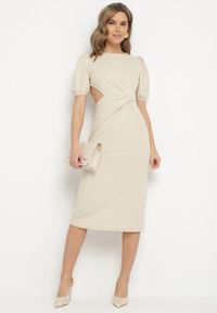 Born2be - Beżowa Sukienka o Dopasowanym Kroju z Marszczeniem i Wycięciem w Talii Desannia. Okazja: na co dzień. Kolor: beżowy. Długość rękawa: krótki rękaw. Typ sukienki: dopasowane. Styl: casual, klasyczny #1