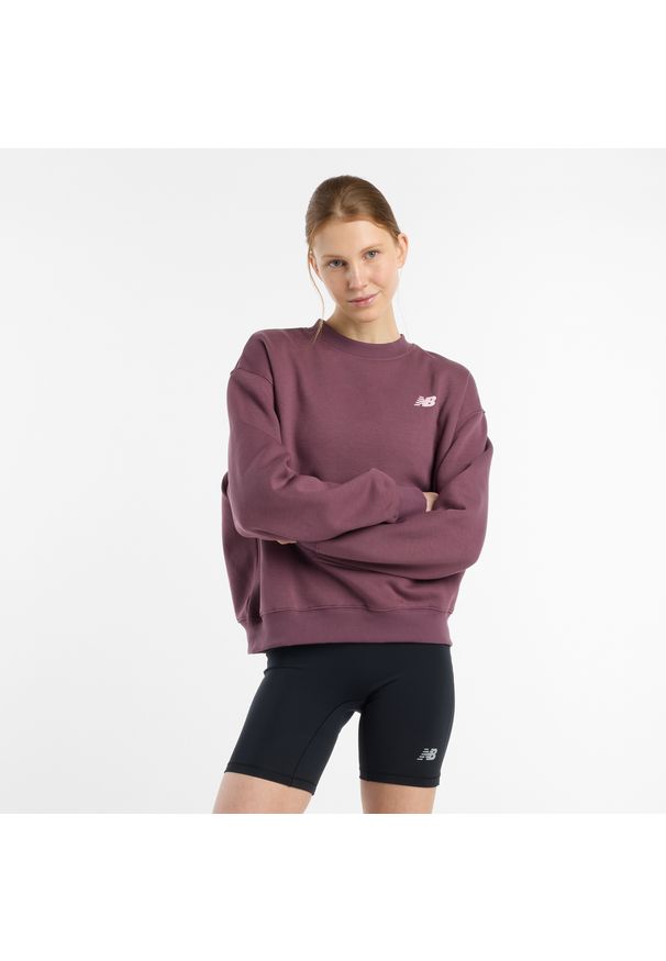 Bluza damska New Balance WT51949FDP – bordowa. Kolor: czerwony. Materiał: prążkowany, bawełna, dresówka, poliester. Styl: klasyczny
