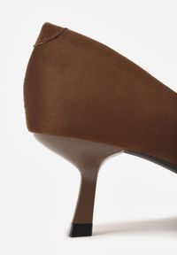 Renee - Brązowe Czółenka VICES na Obcasie Kaczuszka z Aplikacją w Kształcie Trójkąta Ilereisis. Kolor: brązowy. Materiał: koronka. Wzór: aplikacja. Obcas: na obcasie. Wysokość obcasa: średni #8
