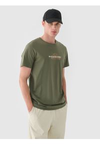 4f - T-shirt regular z nadrukiem męski - khaki. Okazja: na co dzień. Kolor: brązowy, wielokolorowy, oliwkowy. Materiał: jersey, dzianina, bawełna. Długość rękawa: krótki rękaw. Długość: krótkie. Wzór: nadruk. Styl: sportowy, casual, klasyczny