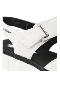 Sandały damskie Rieker, cholewka ze skóry naturalnej z materiałowym wnętrzem zapinane na rzep, białe, V1382-80. Okazja: na co dzień, na spacer. Zapięcie: rzepy. Kolor: biały. Materiał: materiał, skóra. Wzór: paski. Sezon: lato. Styl: klasyczny, casual #7