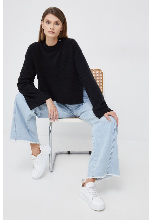 Calvin Klein Jeans sweter z domieszką wełny damski kolor czarny lekki z półgolfem. Kolor: czarny. Materiał: wełna