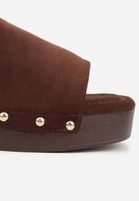 Born2be - Brązowe Klapki Drewniaki na Słupku Zdobione Nitami Hilencja. Okazja: na co dzień. Kolor: brązowy. Materiał: zamsz, len. Wzór: aplikacja. Obcas: na słupku. Styl: casual, boho #7