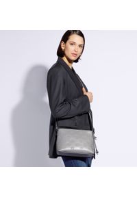Wittchen - Damska listonoszka skórzana z monogramem i ozdobnymi chwostami. Kolor: szary. Wzór: aplikacja. Sezon: lato. Materiał: skórzane. Rozmiar: małe. Styl: klasyczny, elegancki #2
