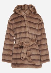 Born2be - Jasnobrązowa Futrzana Kurtka z Nieodpinanym Kapturem i Paskiem Zetova. Okazja: na co dzień. Kolor: brązowy. Materiał: futro. Styl: klasyczny, casual, elegancki #7