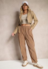 Renee - Brązowe Bawełniane Spodnie High Waist w Klasycznym Stylu Arivora. Okazja: na co dzień. Stan: podwyższony. Kolor: brązowy. Materiał: bawełna. Styl: klasyczny #4