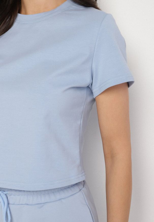 Born2be - Jasnoniebieski T-shirt z Bawełny o Krótkim Kroju Galarina. Okazja: na co dzień. Kolor: niebieski. Materiał: bawełna. Długość: krótkie. Styl: klasyczny, elegancki, casual