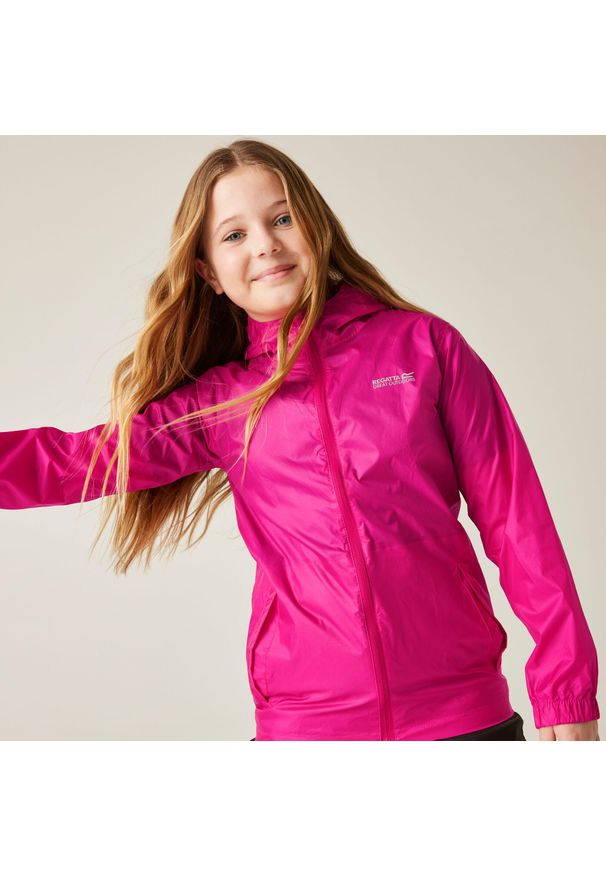 Regatta - Kurtka trekkingowa dziecięca Pack It Jacket III kieszonkowa. Kolor: różowy. Styl: sportowy. Sport: turystyka piesza
