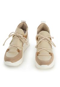 Wittchen - Damskie sneakersy z elastycznej tkaniny na koturnie beżowo-białe. Okazja: na spotkanie biznesowe. Zapięcie: pasek. Kolor: biały, wielokolorowy, beżowy. Materiał: materiał, syntetyk. Szerokość cholewki: normalna. Obcas: na koturnie #5
