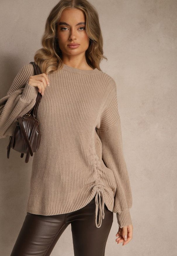 Renee - Beżowy Sweter z Wiskozą o Prostym Kroju z Bocznym Ściągaczem Tivadella. Okazja: na co dzień. Kolor: beżowy. Materiał: wiskoza. Sezon: jesień. Styl: elegancki, casual