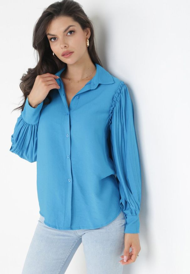 Born2be - Niebieska Koszula z Plisowanymi Rękawami Leophone. Okazja: na co dzień. Kolor: niebieski. Długość rękawa: długi rękaw. Długość: długie. Styl: casual, elegancki