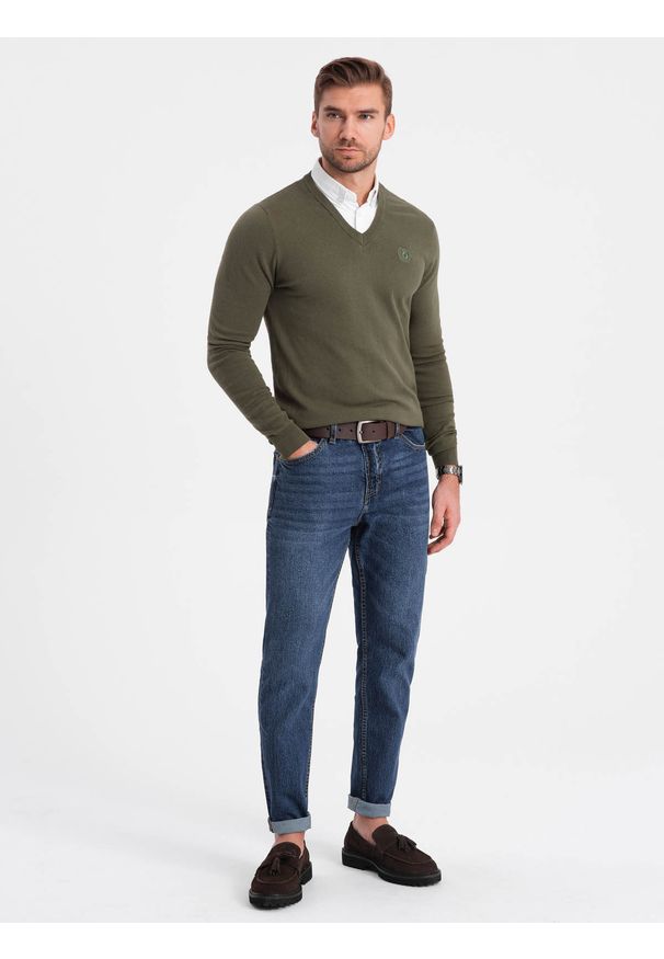 Ombre Clothing - Sweter męski z dekoltem "w serek" z koszulowym kołnierzykiem - ciemnooliwkowy V5 OM-SWSW-0102 - XXL. Typ kołnierza: kołnierzyk koszulowy, dekolt w serek. Kolor: oliwkowy. Materiał: bawełna, materiał, nylon. Styl: klasyczny