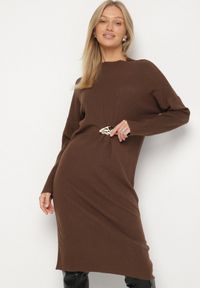 Born2be - Brązowa Sweterkowa Sukienka z Wiskozą i Broszką Tinarrea. Okazja: do pracy, na spacer. Kolor: brązowy. Materiał: wiskoza. Wzór: aplikacja. Typ sukienki: sportowe. Styl: klasyczny, sportowy #2