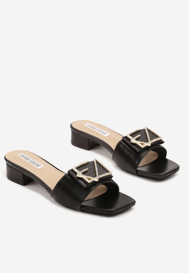 Born2be - Czarne Klapki na Niskim Słupku z Ozdobną Aplikacją Tenavena. Kolor: czarny. Wzór: aplikacja. Obcas: na słupku. Styl: elegancki, klasyczny