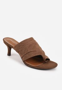 Renee - Ciemnobrązowe Klapki VICES na Kaczuszce o Fasonie Japonek z Paskiem na Palec Tinielle. Okazja: na randkę. Kolor: brązowy. Wzór: aplikacja. Sezon: lato. Obcas: na szpilce. Styl: klasyczny, elegancki. Wysokość obcasa: średni #2