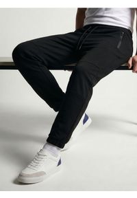 Sinsay - Spodnie dresowe slim fit z domieszką wiskozy - czarny. Kolor: czarny. Materiał: dresówka, wiskoza #1