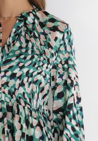 Born2be - Zielona Koszulowa Sukienka z Falbaną w Fantazyjny Nadruk Klamee. Okazja: na co dzień. Kolor: zielony. Wzór: nadruk. Typ sukienki: koszulowe. Styl: casual #4