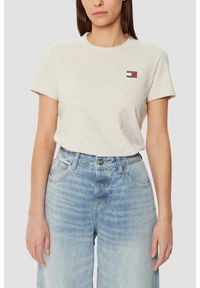 Tommy Jeans - TOMMY JEANS Beżowy damski t-shirt z małym logo, Rozmiar S. Kolor: beżowy