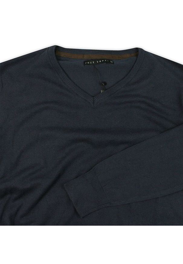 Just Yuppi - Sweter w Serek Granatowy (V-neck), Klasyczny -JUST YUPPI- Męski, Elegancki. Okazja: do pracy, na co dzień, na spotkanie biznesowe. Typ kołnierza: dekolt w serek. Kolor: niebieski. Materiał: bawełna, poliamid. Styl: klasyczny, elegancki