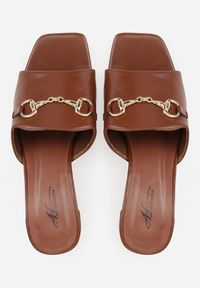 Renee - Brązowe Klapki na Słupku z Kwadratowym Noskiem i Elegancką Klamerką Genissa. Okazja: na co dzień. Kolor: brązowy. Materiał: len. Obcas: na słupku. Styl: elegancki. Wysokość obcasa: średni #4