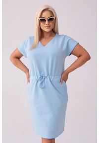 Moda Size Plus Iwanek - Błękitna dresowa sukienka Bianca PLUS SIZE XXL WIOSNA. Typ kołnierza: dekolt w kształcie V. Kolekcja: plus size. Kolor: niebieski. Typ sukienki: dla puszystych. Materiał: dresówka. Długość rękawa: krótki rękaw. Sezon: wiosna. Styl: klasyczny, elegancki. Długość: midi #1