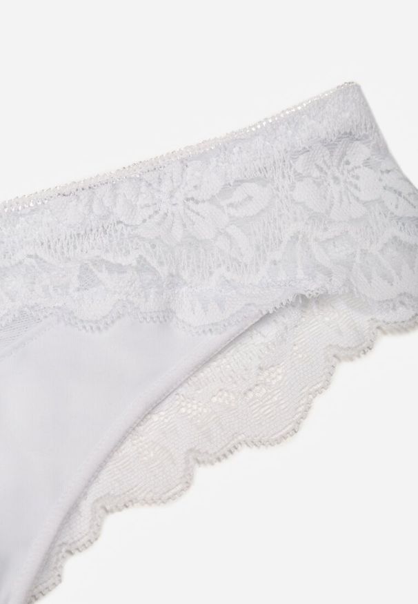 Renee - Białe Majtki Stringi Ozdobione Koronką Phisoris. Kolor: biały. Materiał: koronka. Wzór: aplikacja, koronka