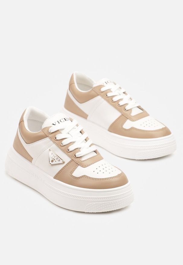 Born2be - Beżowo-Białe Sneakersy Vices na Grubej Podeszwie z Geometryczną Ozdobą i Perforacją Karvesa. Okazja: na co dzień. Kolor: beżowy. Materiał: jeans. Wzór: aplikacja, geometria