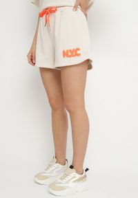 Born2be - Beżowy Komplet Oversize z Wiskozą T-shirt i Szorty z Nadrukiem Liravella. Kolor: beżowy. Materiał: wiskoza. Wzór: nadruk #3