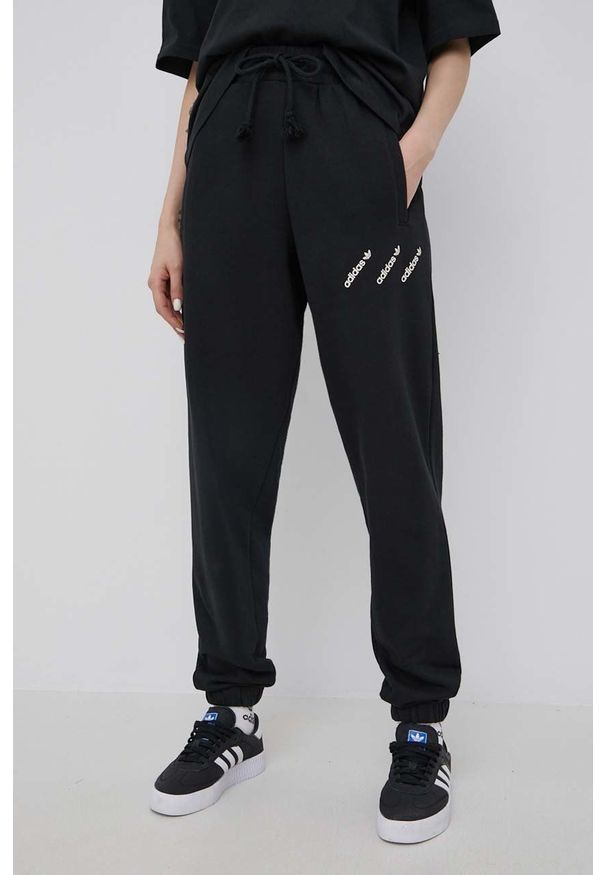 adidas Originals spodnie damskie kolor czarny z nadrukiem. Stan: podwyższony. Kolor: czarny. Materiał: dzianina, materiał, włókno. Wzór: nadruk