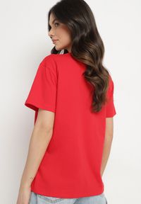 Born2be - Czerwony Bawełniany T-shirt z Trójkątnym Dekoltem Nelirna. Kolor: czerwony. Materiał: bawełna. Sezon: lato. Styl: klasyczny #3