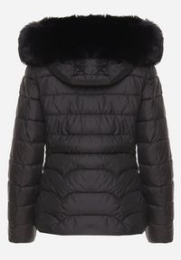 Born2be - Czarna Pikowana Kurtka z Odpinanym Kapturem i Futrzaną Podszewką Reandira. Okazja: na co dzień, na spacer. Kolor: czarny. Materiał: futro. Styl: casual, elegancki #5