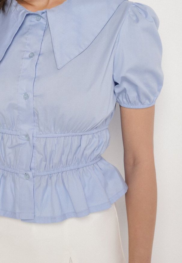 Born2be - Jasnoniebieska Bawełniana Koszula z Bufiastymi Rękawami i Ozdobnymi Marszczeniami Efrinda. Okazja: na co dzień. Kolor: niebieski. Materiał: bawełna. Długość rękawa: krótki rękaw. Długość: krótkie. Styl: elegancki, casual