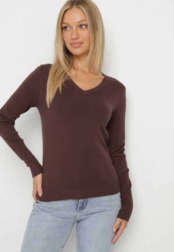 Born2be - Brązowy Sweter z Wiskozą i Dekoltem w Serek Olisela. Okazja: na co dzień. Typ kołnierza: dekolt w serek. Kolor: brązowy. Materiał: wiskoza. Styl: elegancki, casual