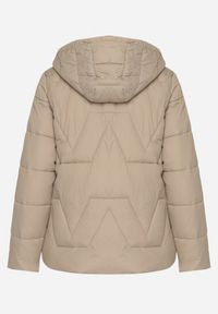 Born2be - Ciemnobeżowa Kurtka z Szerokim Pikowaniem i Kapturem Yasidi. Okazja: na co dzień. Kolor: beżowy. Materiał: jeans. Styl: casual, elegancki #4