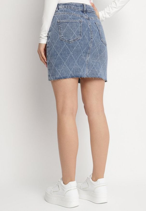 Born2be - Niebieska Bawełniana Spódnica Jeansowa z Wysokim Stanem i Przetarciami Arithwen. Okazja: na co dzień. Stan: podwyższony. Kolor: niebieski. Materiał: bawełna, jeans. Styl: elegancki, casual