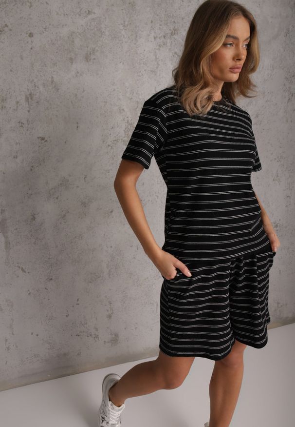 Renee - Czarny T-shirt z Bawełny Ozdobiony Poziomymi Paskami Nautida. Okazja: na co dzień. Kolor: czarny. Materiał: bawełna. Wzór: aplikacja. Styl: casual