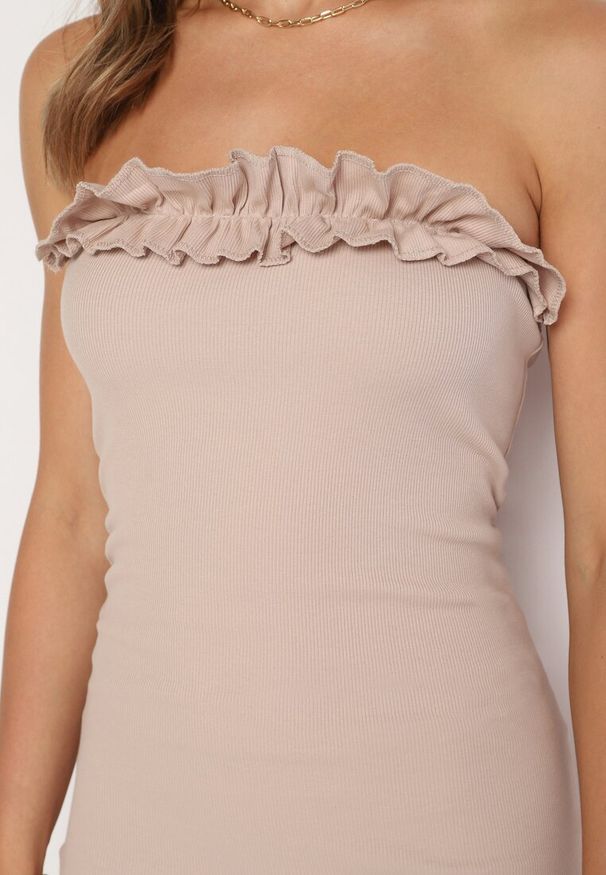Born2be - Beżowa Dopasowana Sukienka Bandeau Prążkowana bez Ramiączek z Falbanką przy Dekolcie Vikorry. Okazja: na co dzień. Kolor: beżowy. Materiał: prążkowany. Długość rękawa: bez ramiączek. Sezon: lato, wiosna. Typ sukienki: proste. Styl: casual