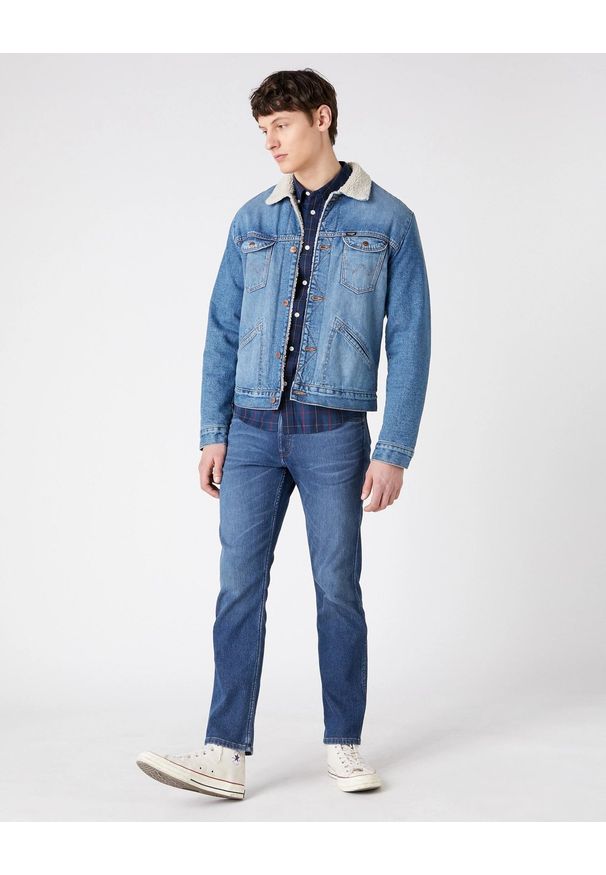 Wrangler - WRANGLER LS 1 PKT BUTTON DOWN MĘSKA KOSZULA MATERIAŁOWA DARK BLUE TEAL W5F34MB16 112130122. Typ kołnierza: button down. Materiał: materiał