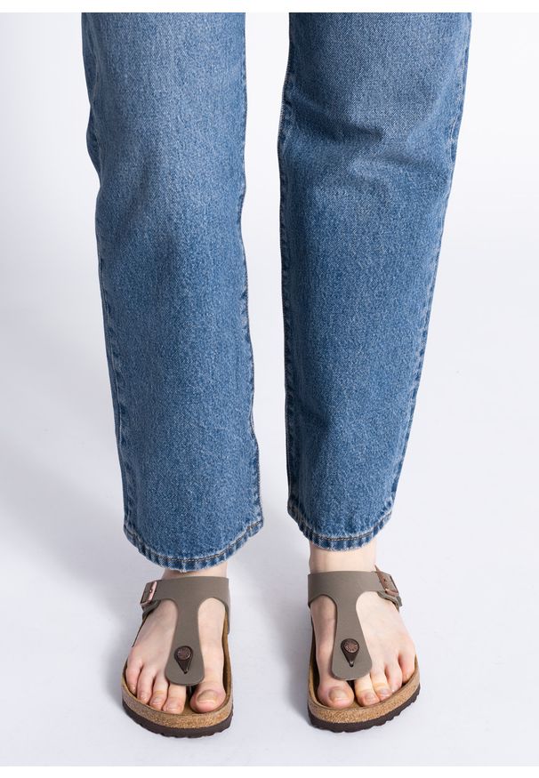 Japonki unisex Birkenstock Gizeh BFBC Stone. Okazja: na co dzień. Kolor: szary. Materiał: zamsz, materiał, skóra. Sezon: lato. Styl: elegancki, klasyczny, casual